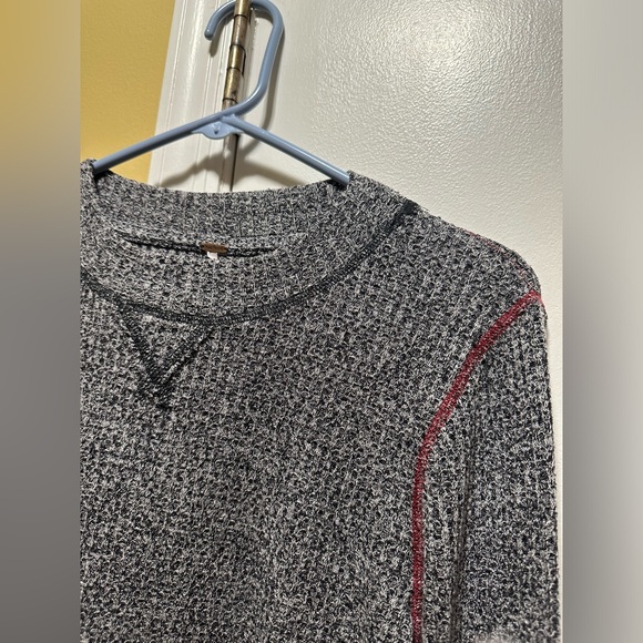 FREE PEOPLE (L) CIRCLE HEM MARBLED BLACK/WHITE LONG SLEEVE TOP WITH RED TRIM. - Picture 5 of 7